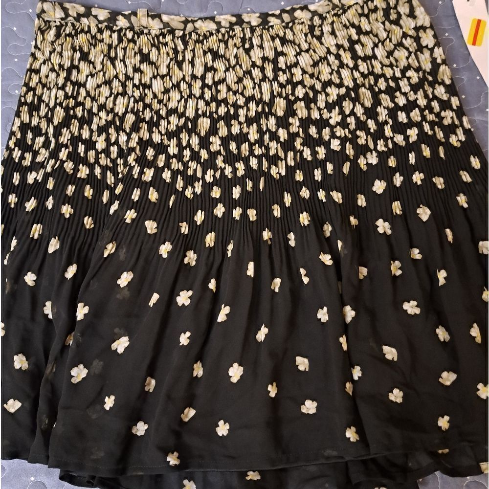 Elle floral skirt size large NWT